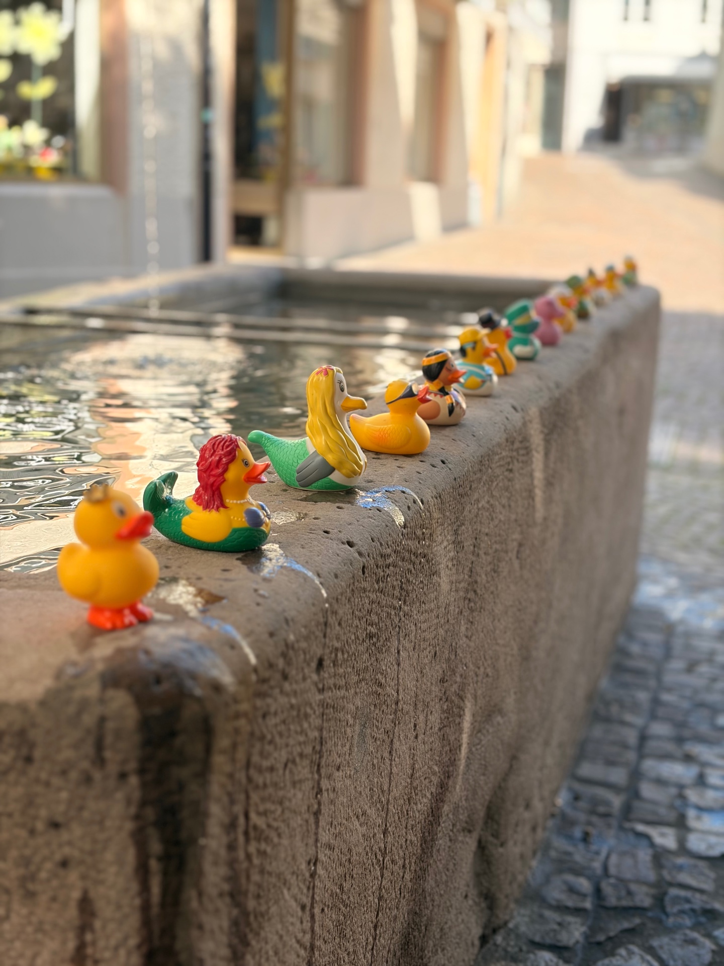 Unterwegs in Rheinfelden mit Kinderwagen vor dem Café